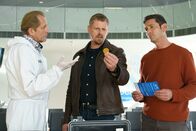 SOKO Wien – Spurensicherer Franz Wohlfahrt (Helmut Bohatsch, l.) erklärt Major Max Herzog (Martin Gruber, M.) und Bezirksinspektor Klaus Lechner (Andreas Kiendl, r.), dass die Theorie des Motivations-Coaches mit der Art seiner Tötung zusammenhängen könnte.