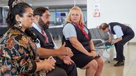 Check Check – (v.l.n.r.) Samira Karahanci (Sara Fazilat); Ertu Karahanci (Kailas Mahadevan); Ingrid Fink (Petra Kleinert); Harald Armbruster (Jan Georg Schütte)