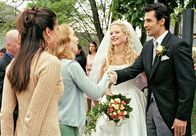 Wen die Liebe trifft... – Joe (Bettina Zimmermann, li.) nimmt ihre Schwester Franka (Franziska Petri, 2.v.li.) mit zur Hochzeit ihrer Erzfeindin Nathalie (Diana Amft), wo Franka sich prompt in deren Bräutigam Luca (Erol Sander) verliebt.
