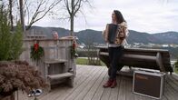 Landleben – Harmonikaschülerin Elisabeth Pichler beim Proben vor dem Haus, Ehemann.