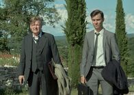 Die Affäre Cum-Ex – Bernd Hausner (Justus von Dohnányi, l.) und Sven Lebert (Nils Strunk, r.) kämpfen sich unter der Sonne Mallorcas zu Fred Allens Villa.