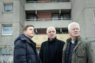Tatort (SWR) – Die beiden Münchner Kriminalhauptkommissare Ivo Batic (Miroslav Nemec, rechts) und Franz Leitmayr (Udo Wachtveitl, Mitte) mit ihrem Kollegen Kriminalkommissar Kalli Hammermann (Ferdinand Hofer),