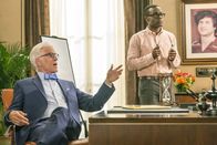 The Good Place – Auch Michael (Ted Danson, l.) drängt Chidi (William Jackson Harper, r.) dazu, endlich eine wichtige Entscheidung zu treffen ...