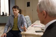 Sturm der Liebe – Werner (Dirk Galuba, r.) gesteht Robert (Lorenzo Patané, l.) ein lang gehütetes Geheimnis.