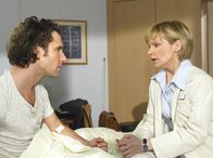 In aller Freundschaft – MDR Fernsehen IN ALLER FREUNDSCHAFT FOLGE 227, "Lass uns Freunde bleiben" Uhr. Lukas Klassenlehrer, Holger Wenner, wurde nach einem Unfall in die Sachsenklinik eingeliefert. Kathrin, die sich in ihn verliebt hat, hat ein ungutes Gefühl. Sie sieht Parallelen zu ihrer groﬂen Liebe Florian, den sie vor nicht allzu langer Zeit auf tragische Weise verloren hat. Sie befürchtet, dass sich diese Situation wiederholen könnte. Holger Wenner (Falk-Willy Wild) und Dr. Kathrin Globisch (Andrea Kathrin Loewig).
