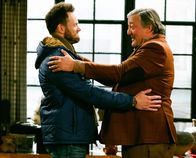 The Great Indoors – Jack Gordon (Joel McHale, l.); Roland (Stephen Fry, r.)