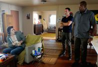 Hawaii Five-0 – Steve (Alex O'Loughlin, M.) und Lou Grover (Chi McBride, r.) sind dazu gezwungen zusammenzuarbeiten, um die Staatssicherheit ihres Landes zu schützen. So werden sie vom Governor Denning dazu angehalten, sich einen jungen Computer-Hacker (Nick Jonas, l.) vorzunehmen ...