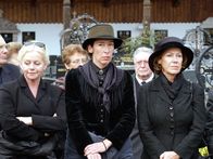 Vier Frauen und ein Todesfall – (v.li.) Brigitte Kren (Maria), Adele Neuhauser (Julie), Gaby Dohm (Henriette).
