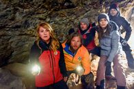 Die Bergretter – Wo kommt das vergiftete Wasser her? Gemeinsam mit Laura Brandtner (Josepha Walter, 2. v. r.) und Max (Doga Gürer, r.) machen sich die Bergretter Katharina (Luise Bähr, l.), Markus (Sebastian Ströbel, 2. v. l.) und Tobi (Markus Brandl, M.) auf die Suche.