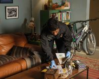 The Rookie – Talia Bishop (Afton Williamson) durchsucht die Wohnung des Verdächtigen.