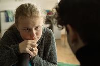 Neumatt – Neumatt Staffel 1 2020 Produktion: Zodiac Pictures Ltd Regie: Sabine Boss/Pierre Monnard Buch: Marianne Wendt Folge 8 Hauptmotiv 4 Steht ihrer Mutter bei, als sie die ganze Wahrheit erfährt: Anouk Petri als Angelina und Sophie Hutter als Sarah Wyss