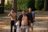 neoriginal: Undercover – Drogenboss Ferry Bouman (Frank Lammers, M.) umgibt sich auf dem Campingplatz gerne mit seinen Vertrauten John Zwart (Raymond Thiry, r.) und Jurgen Van Kamp (Kevin Janssens).
