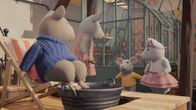 Sam & Julia im Mäusehaus – Julia (2.v.l.) bittet Ben (2.v.r.) und Ella (r.) ihr zu helfen. Sie möchte Sam (l.) zeigen, wie sie auf ihrer Heimatinsel gelebt hat.