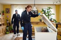 WaPo Elbe – Maike (Carina Wiese, r.) und Moritz (Ferdi Özten, l.) entdecken Frau Rüter in der Tiefkühltruhe.