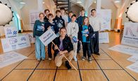 PUR+ – Moderator Eric Mayer will's wissen und macht ein Sozialexperiment an einer Frankfurter Schule. Schülerinnen und Schülern der 5. bis 10. Klasse diskutieren über verschiedene Themen und finden heraus, wie schwierig Mitbestimmung sein kann. Beim Gestalten eines Schulhofs müssen sie viele Bedürfnisse berücksichtigen und gemeinsam Kompromisse finden.