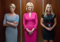 Bombshell - Das Ende des Schweigens – Moderatorin Megyn Kelly (Charlize Theron, l.) und die Newcomerin Kayla Pospisil (Margot Robbie, r.) müssen nun auch Farbe bekennen.