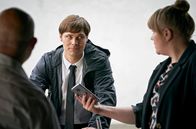 Tatort – Kommissarin Rosa Herzog (Stefanie Reinsperger, r) will wissen, ob das Mordopfer bekannt war - auch bei den Angestellten des Bestattungsunternehmens Ihle: Nils Schmelzer (Henning Flüsloh, M) und Armin Röder (Björn Jung, links).