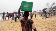 Alkohol - Der globale Rausch – Strand in Nigeria - Afrika gilt als Bier-Zukunftsmarkt.