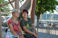 WaPo Bodensee – Niklas (Noah Calvin, r.) verbringt gerne Zeit mit seiner Mitschülerin Ines (Lea Drinda, l.).