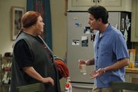 Two and a Half Men – Krisengespräch: Berta (Conchata Ferrell, l.) und Charlie (Charlie Sheen, r.) ...