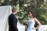 Gilmore Girls – Für Informationen über die "Live And Death Briadge" lässt sich Rory (Alexis Bledel, r.) auf ein außergewöhnliches Fest mit Logan (Matt Czuchry, l.) ein. Dass sie hierfür sogar Dean versetzt, erfreut diesen gar nicht ...