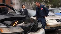 Chicago Fire – Das Auto ist ausgebrannt: Andy Allo als Seager, Taylor Kinney als Kelly Severide