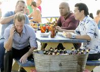 Hawaii Five-0 – Versuchen gemeinsam einen Mann zu stoppen, der droht, einen tödlichen Virus freizulassen: Callen (Chris O'Donnell, hinten l.), Sam (LL Cool J, hinten r.), Chin (Daniel Dae Kim, vorne r.) und Danny (Scott Caan, vorne l.) ...