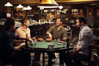 Desperate Housewives – Tom (Doug Savant, 2.v.l.) hat Mike (James Denton, M.), Carlos (Ricardo Antonio Chavira, 2.v.r.), Ian (Dougray Scott, r.) und Orson (Kyle MacLachlan, l.) zu einem Pokerabend eingeladen ...