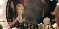 Hacks – Deborah Vance (Jean Smart) ist eine erfolgreiche Star-Comedian, die sich als hartgesottene Ikone im Showgeschäft einen festen Platz erkämpft hat.