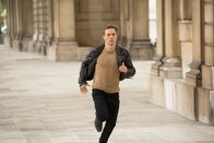 The Royals – Sein Leben steht plötzlich wieder Kopf, als sein totgeglaubter Bruder auftaucht: Liam (William Moseley) ...