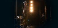 Hacks – Ava (Hannah Einbinder, im Hintergrund) hat neue Witze für Deborahs Show geschrieben und fiebert dem Moment entgegen, in dem die gefeierte Comedian (Jean Smart) ihre Pointen vor Publikum präsentiert.
