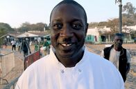 Küchen der Welt – Auf der Insel Gorée bereitet Djibril Kara Seck Chicken Yassa zu – einen Klassiker der senegalesischen Küche.