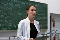 Das Experiment – Die wissenschaftliche Mitarbeiterin Dr. Jutta Grimm (Andrea Sawatzki) gibt den Versuchsteilnehmern letzte Anweisungen für das Experiment.