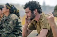 Kampf um den Halbmond – Antoine (Félix Moati) telefoniert.
