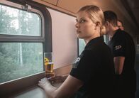 Californian Commando – Auch Minttu (Wenla Reimaluoto) hat Ausgang und fährt nach Helsinki. Während die anderen ausgelassen feiern, ist sie eher zurückhaltend, da sie der Beziehungskummer beschäftigt und sie nun für klare Verhältnisse sorgen will.