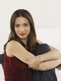 Two and a Half Men – (6. Staffel) - Durch ihren gemeinsamen Sohn hat Judith (Marin Hinkle) nach wie vor Kontakt zu ihrem Ex Alan.