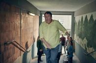 Polizeiruf 110 – Lehrer Krein (Sascha Nathan) flüchtet vor einem wütenden Mob.