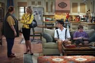 Two and a Half Men – Charlie (Charlie Sheen, 2.v.r.) ist seiner Freundin Lydia (Katherine Lanasa, 2.v.l.) hörig und schafft es nicht, sich gegen ihre Respektlosigkeiten zu wehren, die sie vor allem gegenüber seiner Haushälterin Berta (Conchata Ferrell, l.) an den Tag legt. Jake (Angust T. Jones, r.) ist das alles ziemlich egal ...