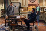 Two and a Half Men – Charlie (Charlie Sheen, M.) und Berta (Conchata Ferrell, r.) amüsieren sich über Alans (Jon Cryer, l.) letzte Nacht ...