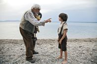 Pinocchio – Am Ende wird aus der Holzfigur Pinocchio ein richtiger Junge aus Fleisch und Blut (Aaron Kissiov). Hier mit Geppetto (Mario Adorf).