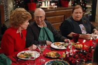 Two and a Half Men – Ein ganz besonderes Fest der Liebe: Evelyn (Holland Taylor, l.), Marty (Carl Reiner, M.) und Berta (Conchata Ferrell, r.) ...