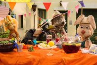 Rudis Rasselbande – An besonders heißen Tagen schwören die Freunde von Rudis Rasselbande auf Ottos Spezialität: die Ottonade! Von links: Ella (Anna Menzel), Grete (Viviane Podlich), Rudi (Lennart Morgenstern), Buffo (Ulli Voland), Otto (Franziska Rattay)