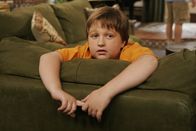 Two and a Half Men – Beobachtet den Streit zwischen seinem Vater und seinem Onkel: Jake (Angus T. Jones) ...