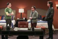 The Big Bang Theory – Leonard (Johnny Galeck, M.) versucht zwischen den Brüdern Sheldon (Jim Parsons, l.) und Goerge Jr. (Jerry O'Connell, r.) zu vermitteln ...