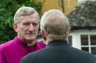 Father Brown – Bischof Talbot (Malcolm Storry, l.) und Father Brown (Mark Williams, r.) beraten sich.