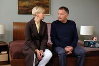In aller Freundschaft – Dr. Roland Heilmann (Thomas Rühmann) hat sich nach seinem Zusammenbruch aus der Klinik zurückgezogen, doch das Nichts-Tun funktioniert nicht. Kathrin Globisch (Andrea Kathrin Loewig) rät ihm eine richtige Auszeit zu nehmen, vielleicht sogar irgendwo, wo ihn nicht alles an Pia erinnert.