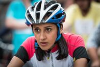 Inspector Barnaby – Dr. Kam Karimore (Manjinder Virk) will ihren neuen Kollegen zeigen wie sportlich sie ist. Die erste Gelegenheit ist das Radrennen von Midsomer.