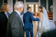 Sturm der Liebe – Werner (Dirk Galuba, 2.v.l.) und Michael (Erich Altenkopf, l.) sind erleichtert, als Robert (Lorenzo Patané, 2.v.r.) Ariane (Viola Wedekind, r.) klarmacht, dass er sie nicht heiraten wird.