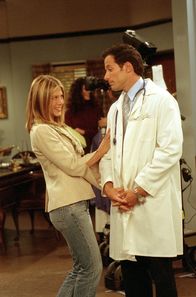 Friends – Rachel Green (Jennifer Aniston, l.); Kash Ford (Johnny Messner, r.)