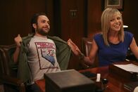 It's Always Sunny in Philadelphia – Charlie (Charlie Day, l.) und Dee (Kaitlin Olson, r.) haben ganz unterschiedliche Vorstellungen davon, wie sie die Bar präsentieren wollen ...
